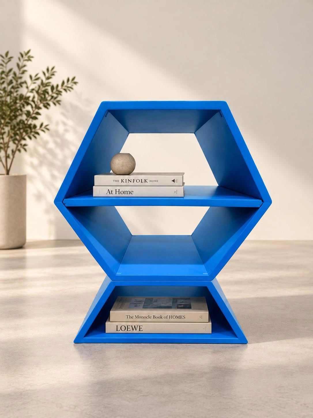 Étagère bleue hexagonale avec livres décoratifs.