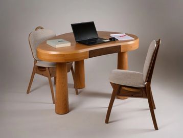 Petit bureau en bois avec deux chaises et un ordinateur portable.