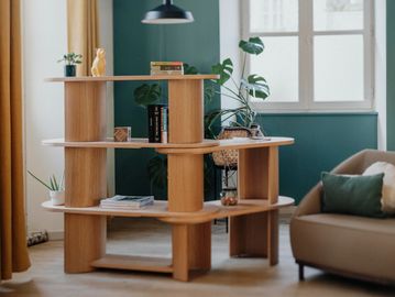 Une étagère en bois dans un salon lumineux.