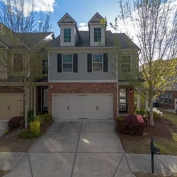 WOW, END UNIT. It's almost like NEW. NICE  SERENE BACKYARD. GREAT LOCATION, END UNIT, MINS FROM MALL