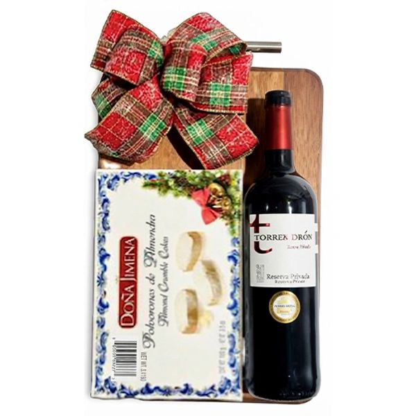 Regalo con vino y polvorones, decorado con lazo navideño.