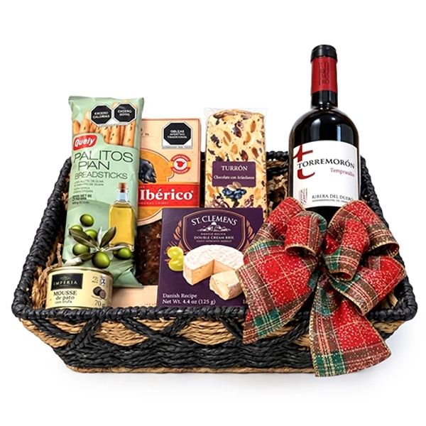 Cesta de regalo con vino, queso y snacks.