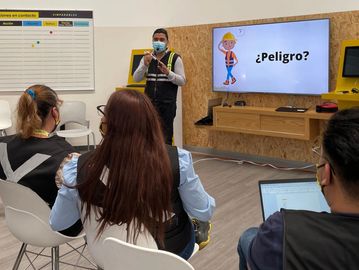 Una capacitación que habla sobre los peligros que se tienen en el trabajo. Es un capacitador externoe