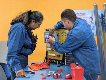 Curso de Bloqueo y Etiquetado de maquinaria donde los asistentes utilizan un tablero para practica