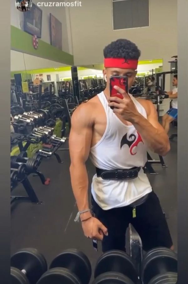 Cliente usando nuestro producto Testolone, para aumentar músculo 