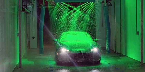 alt="VEHICLE WITH GREEN LIGHTS AND WATER ON IT"