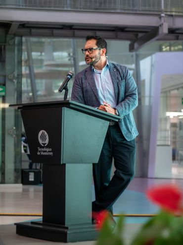 Hombre dando una presentación en el Tecnológico de Monterrey.