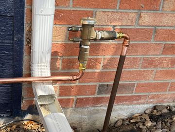 Irrigation system backflow vacuum breaker