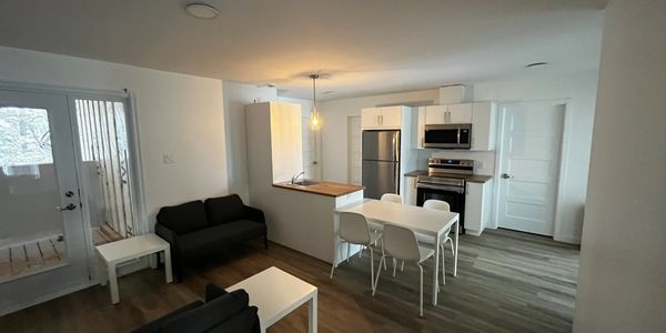 Salon et cuisine d'un appartement étudiant.