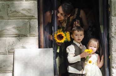 bridesmaid and kids peeking before the ceremony