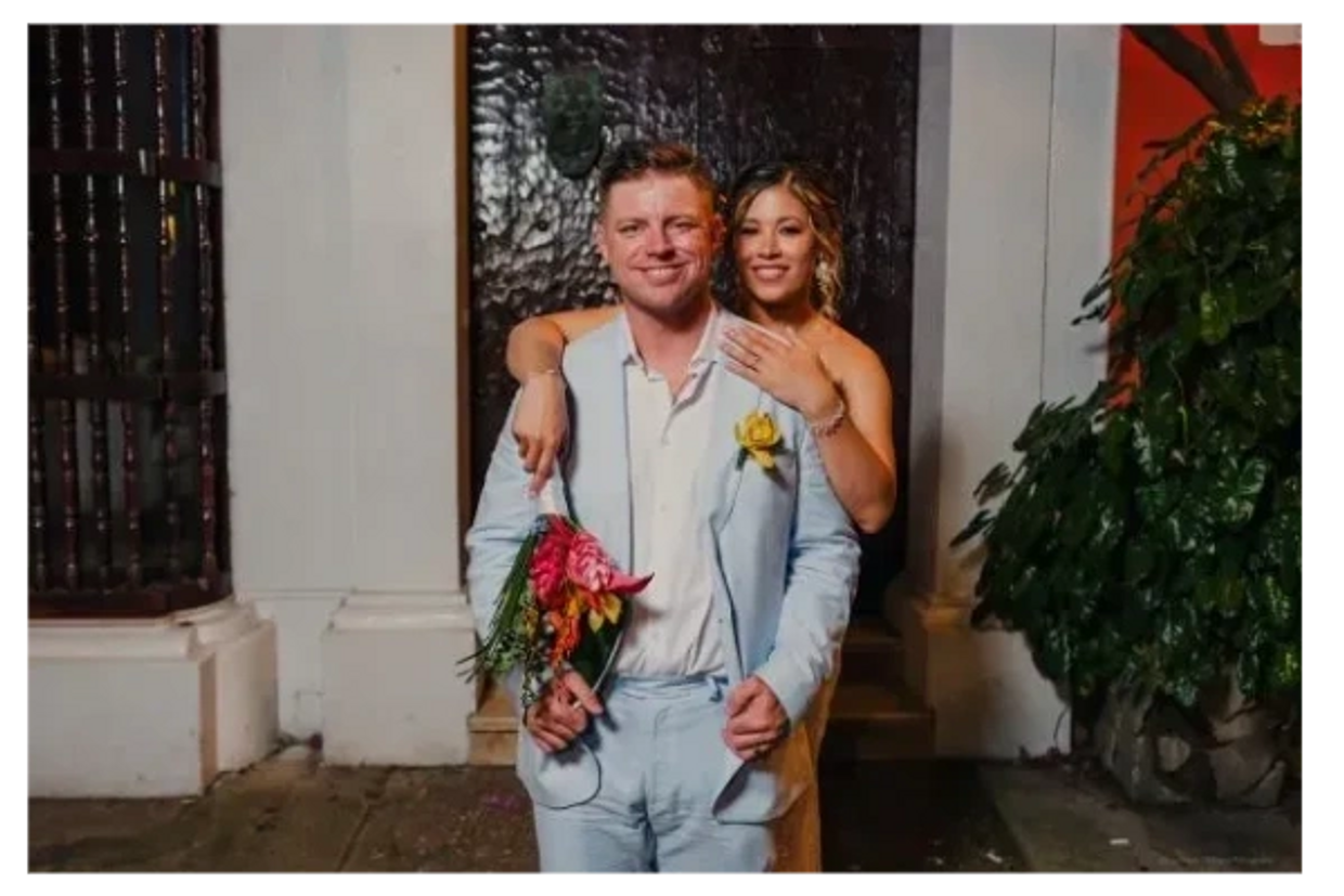 Pareja feliz en su boda destino Cartagena: Sonrisas y romance en la ciudad amurallada.