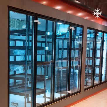 Novo projeto de walk-in cooler com estrutura metálica e vidro.