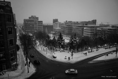 Vue hivernale en noir et blanc d'une ville avec de la neige.