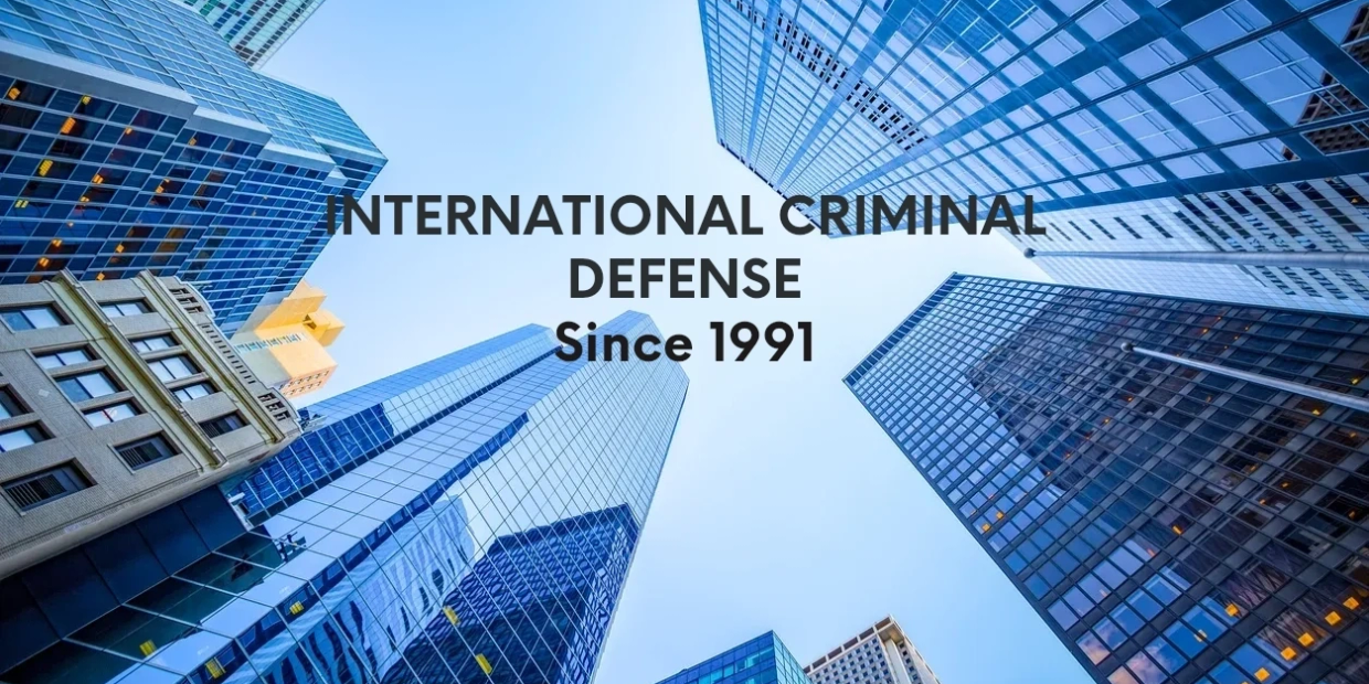 Des gratte-ciel avec texte de défense criminelle internationale.