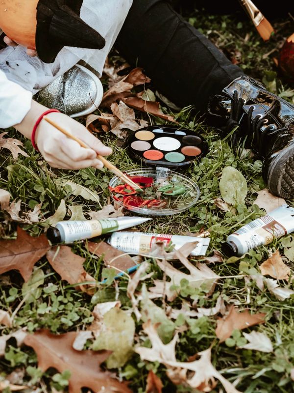 Creative art lesson in a forest nature art therapy 