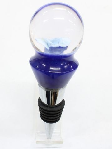 Bpttle stopper with a blue base and blue porcelain rose.
