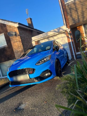 A blue fiesta ST after it’s been valeted.