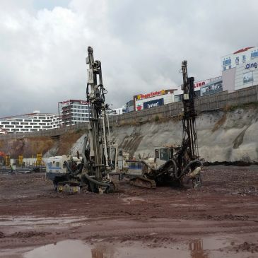 İnşaat alanında iki delme makinesi.