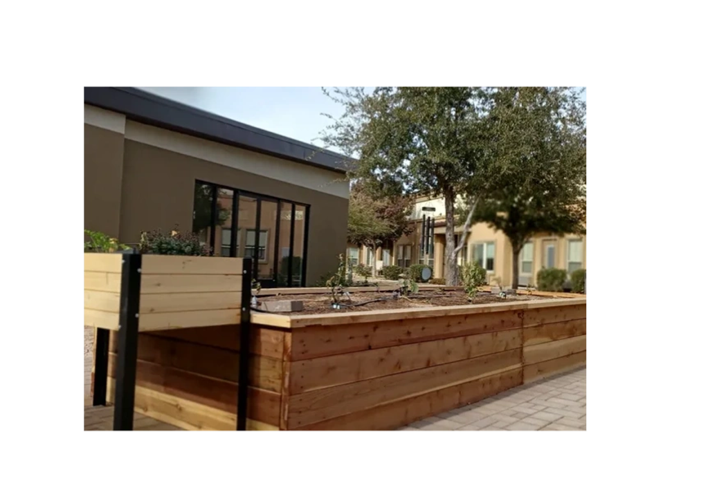 Courtyard and grounds at Everlasting Services at Estrella Center.