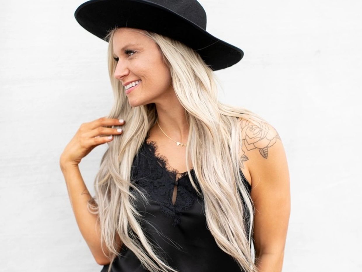 BLONDING. BALAYAGE. DIMENSION. EXTENSIONS. | Hand-tied | Weft | Halo
BROOKE FRANSSEN