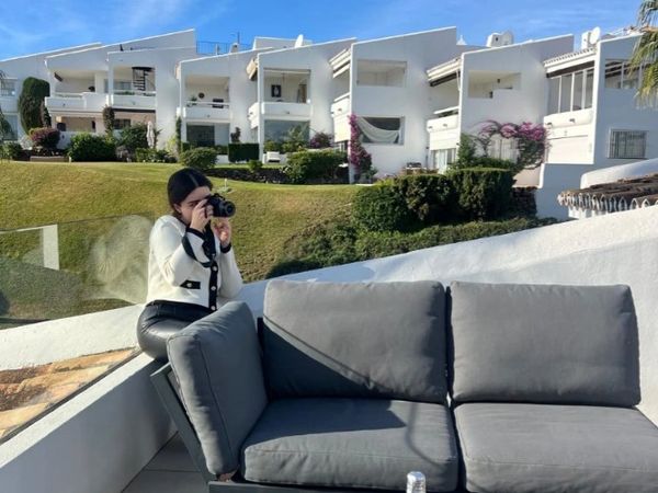 Mujer tomando una fotografía en una propiedad hermosa