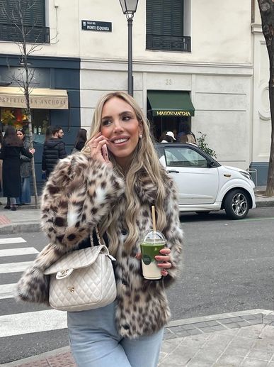Chica sonriente modelando en las calles 