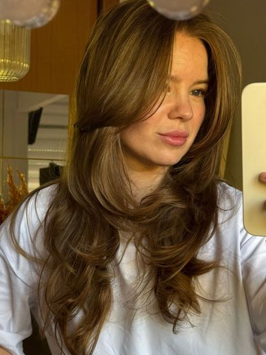 Chica tomándose una foto en el espejo 