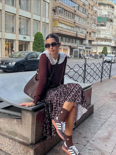 Chica sentada en una banqueta 