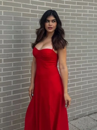 Chica con vestido rojo posando en la calle 