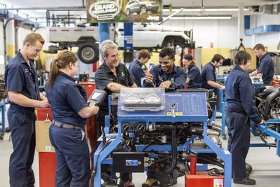 Atelier mécanique : présentation du service dans le réseau Autotransac,  groupe automobile Fabre