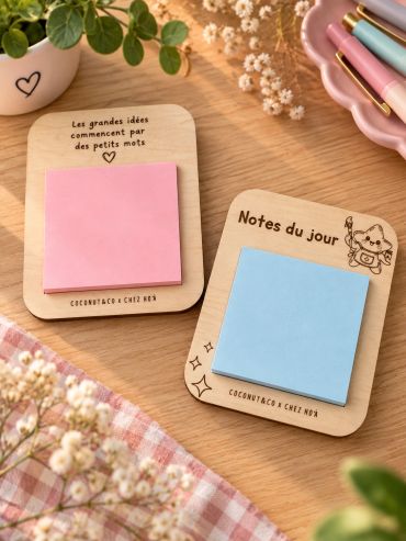Deux blocs-notes colorés sur supports en bois avec inscriptions en français.