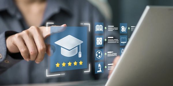 Persona interactuando con iconos educativos virtuales en la pantalla.