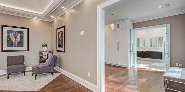 Interior space with plaster moldings