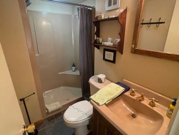 3/4 bath located off of the master suite upper level w/ amenities, hand towels & clean toilet band 