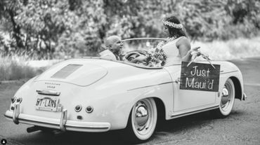 wedding couple in old porsche