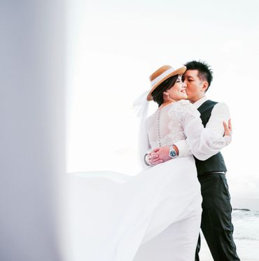 wedding couple by the ocean