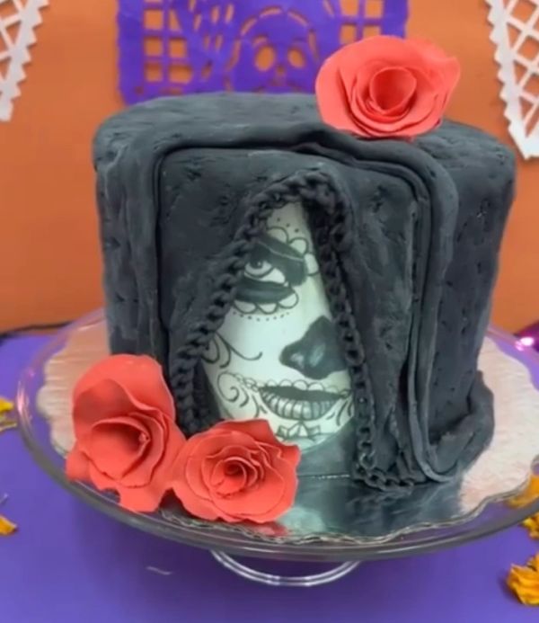 Pastel decorado con tema de Día de Muertos.