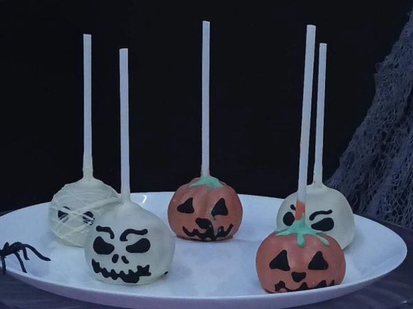 Postres de Halloween con forma de calabazas y calaveras.