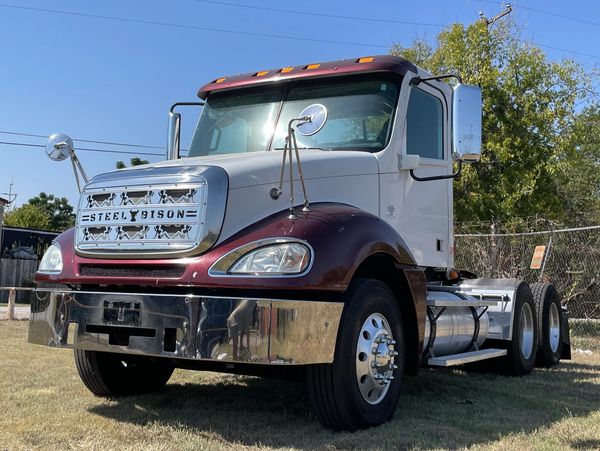 All new modular designed stainless steel grille, Freightliner Columbia, 76112.3 sexy silhouette style