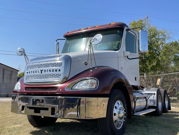 All new modular designed stainless steel grille, Freightliner Columbia, 76112.1 Linear Oval style