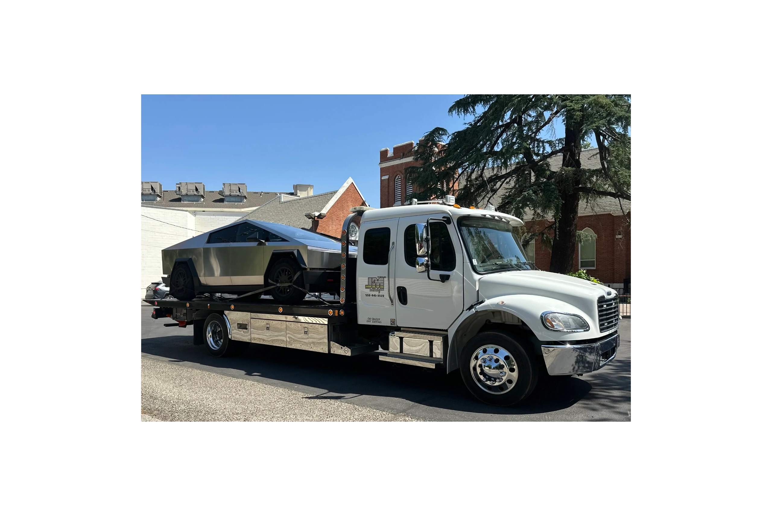 J&M Towing logo