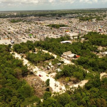 Vista aérea de un pueblo con áreas verdes y casas.