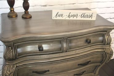 French Provincial style Bombe 4-drawer chest, in silver