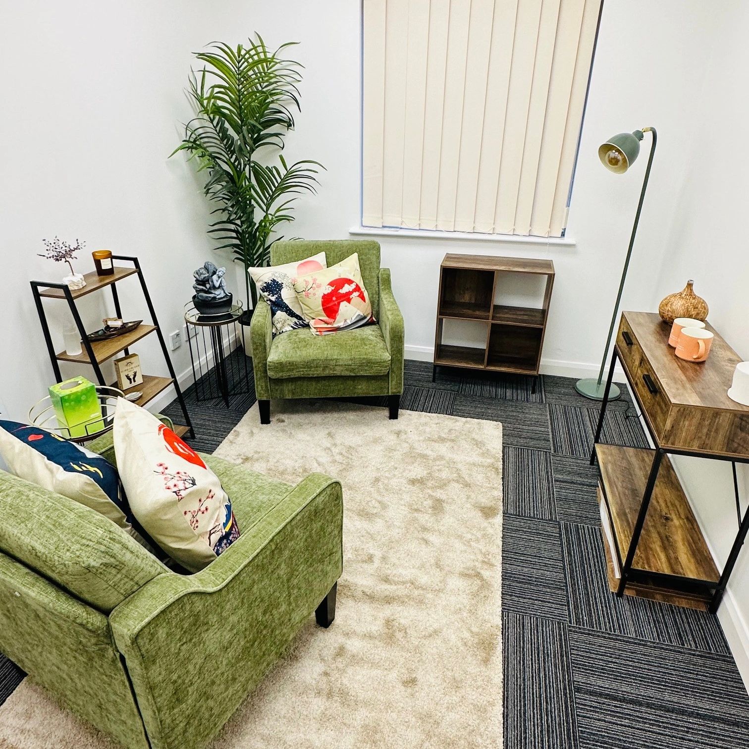 A therapy room with green chairs and a calming enviroment