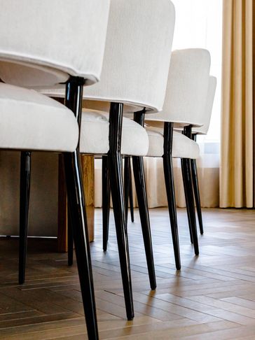 Fotografia profissional de espaço interno mostrando cadeiras de jantar modernas