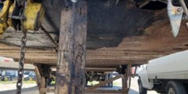 trailer landing gear in need of repair