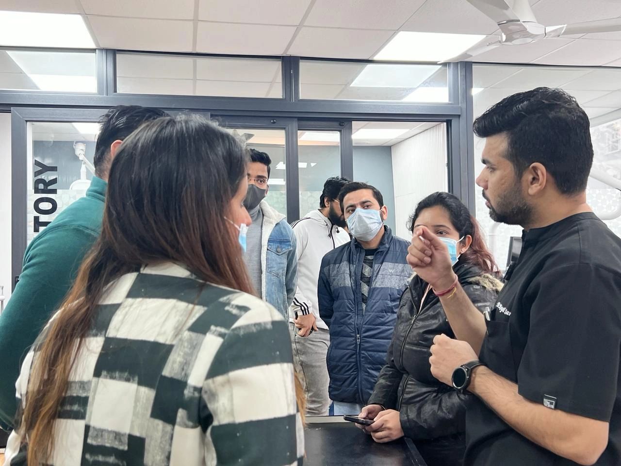 Delhi Dental Course group of dentiste discussing cases