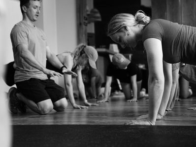 physio Didie teaching how to load hands to avoid wrist pain with a group of downhill mountain bikers