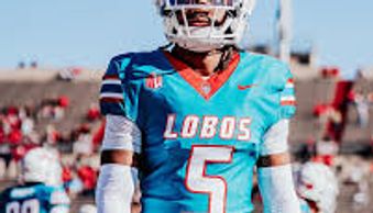 Football player in blue Lobos jersey with number 5.