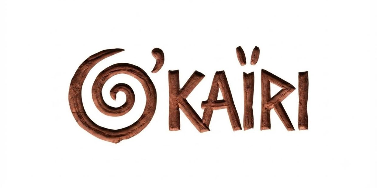 Logo "O'Käiri" en bois sculpté avec spirale.